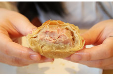 中秋節已過，看魔都食品店如何將鮮肉月餅打造成排隊2小時盛景！