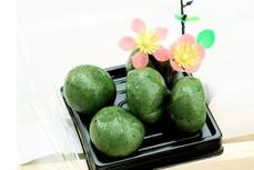 草長(zhǎng)鶯飛二月天，拂堤楊柳醉春煙。青團(tuán)美味人人愛，機(jī)器生產(chǎn)高效又衛(wèi)生